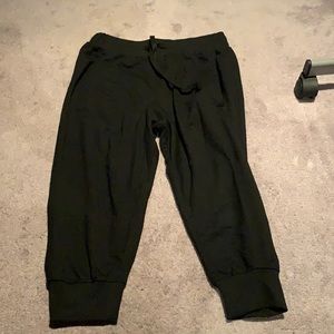 Black capri joggers.